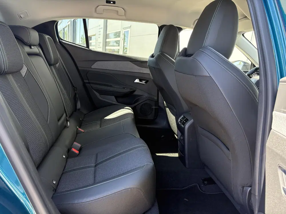 Peugeot 408 Allure 58 kWh uit 2025, foto 11