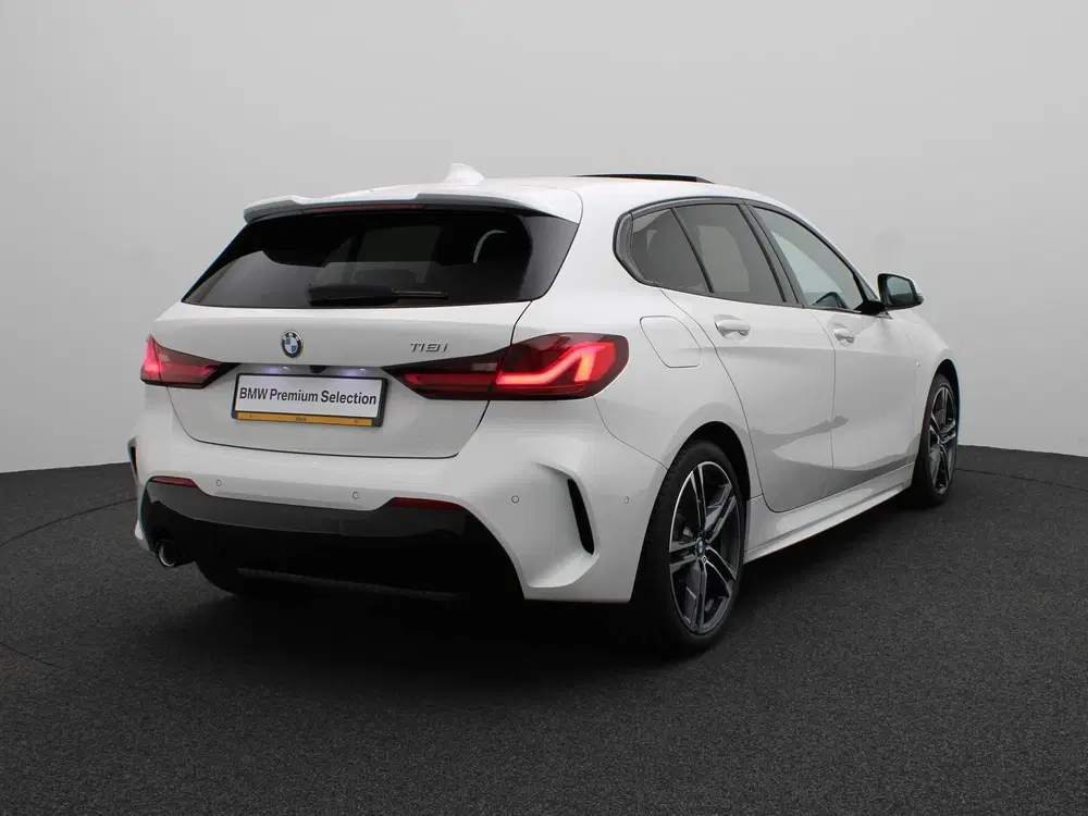 BMW 1-serie 5-deurs 118i High Executive uit 2020, foto 2