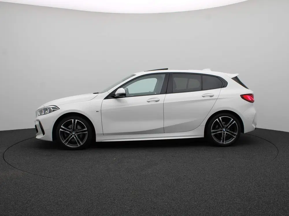 BMW 1-serie 5-deurs 118i High Executive uit 2020, foto 4
