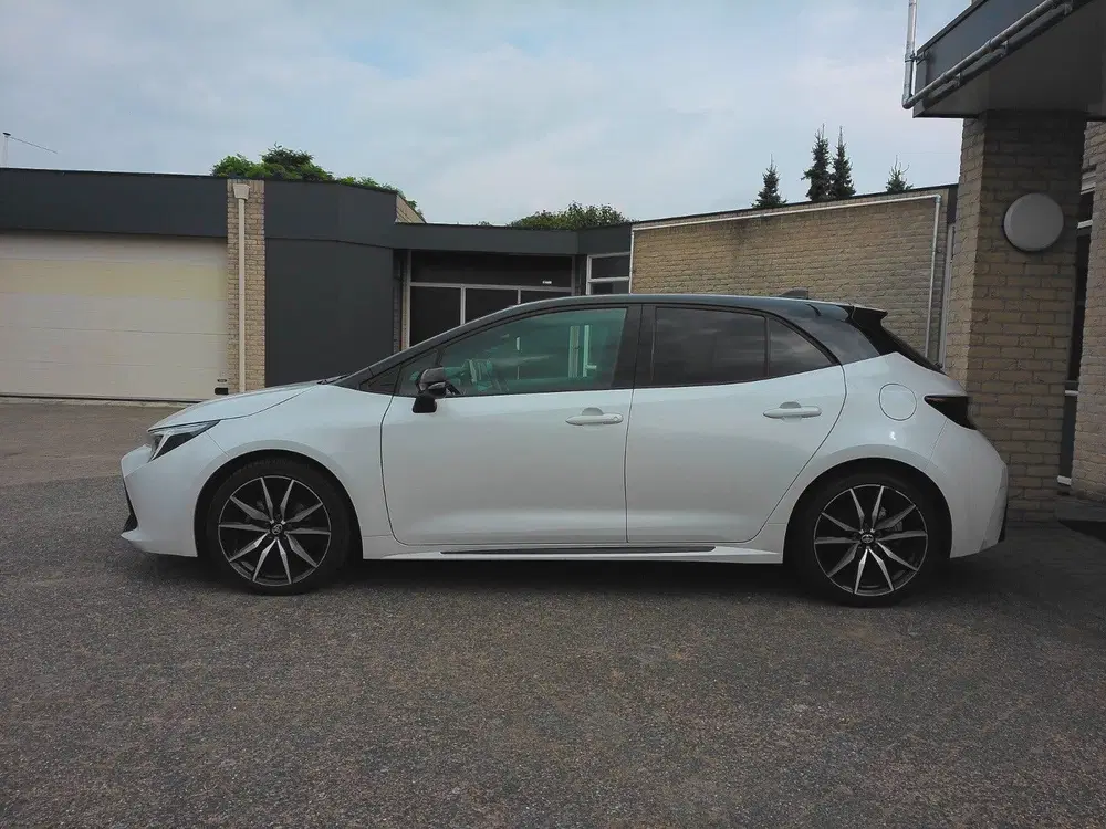 Toyota Corolla Hybrid 140 GR Sport nieuwstaat uit 2023, foto 2