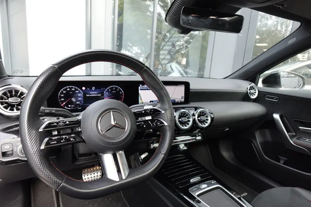 Mercedes-Benz A-Klasse 180 AMG Line PANO SFEER CAM uit 2023, foto 3
