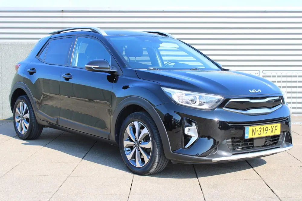 Kia Stonic 1.0 T-GDi MHEV DynamicPlusLine ACHTERUITRI uit 2022, foto 2