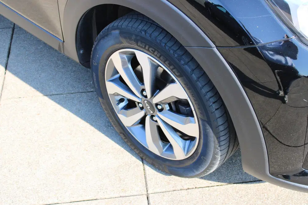 Kia Stonic 1.0 T-GDi MHEV DynamicPlusLine ACHTERUITRI uit 2022, foto 3