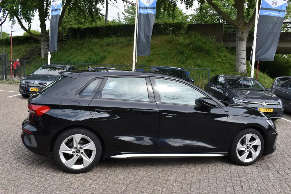 Audi A3 35 TFSI S edition S-line uit 2022, foto 4