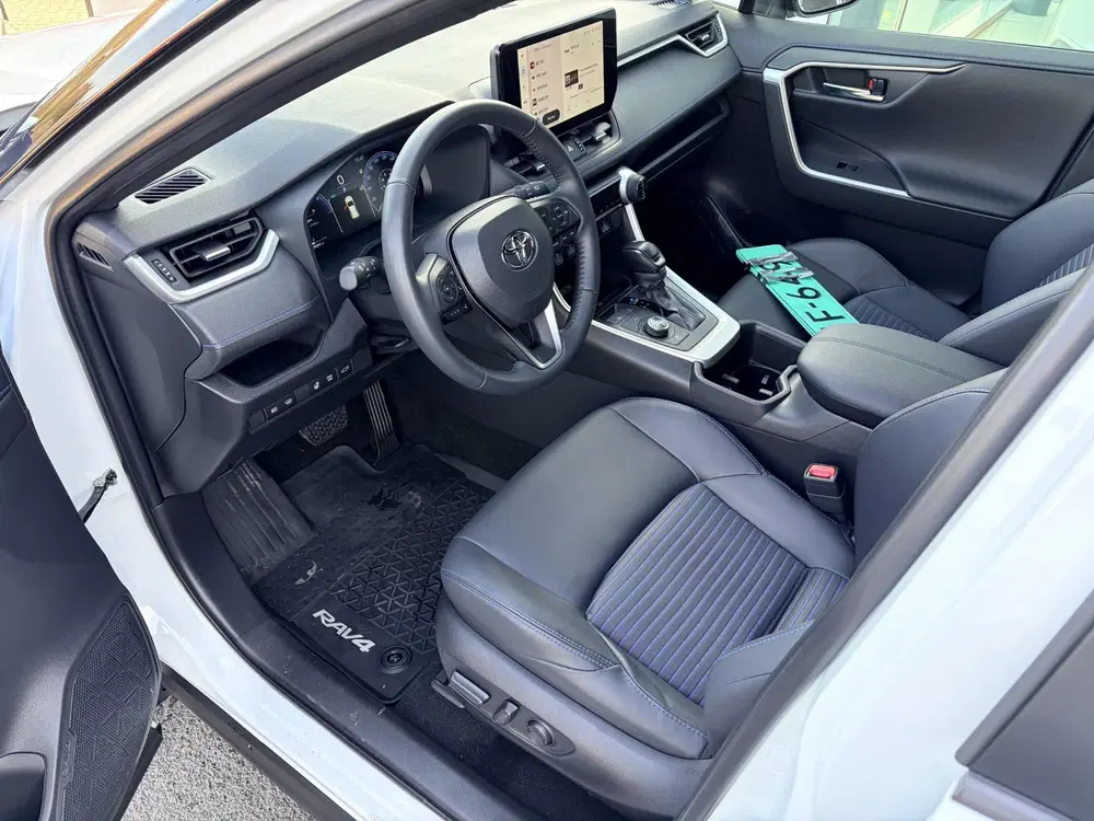 Toyota RAV 4 AWD Bi-tone Navigatie uit 2025, foto 11