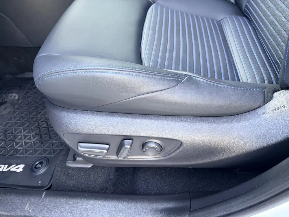 Toyota RAV 4 AWD Bi-tone Navigatie uit 2025, foto 12