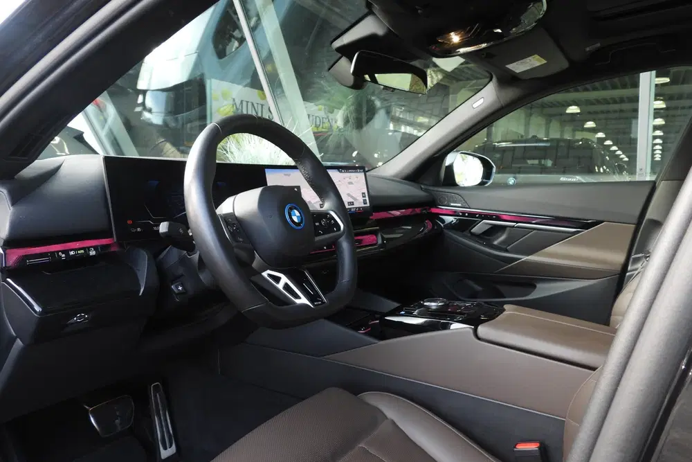 BMW i5 eDrive40 M Sport uit 2025, foto 11