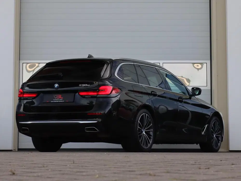 BMW 5-serie 530e Luxuryline uit 2023, foto 3