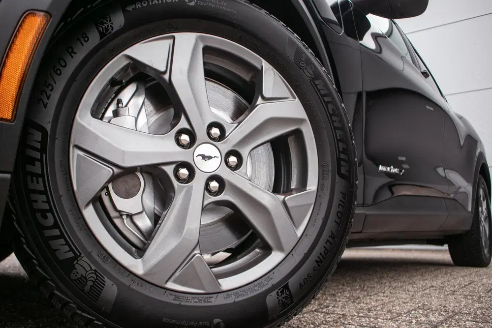 Ford Mustang Mach-E Extended RWD 98 kWh uit 2022, foto 15
