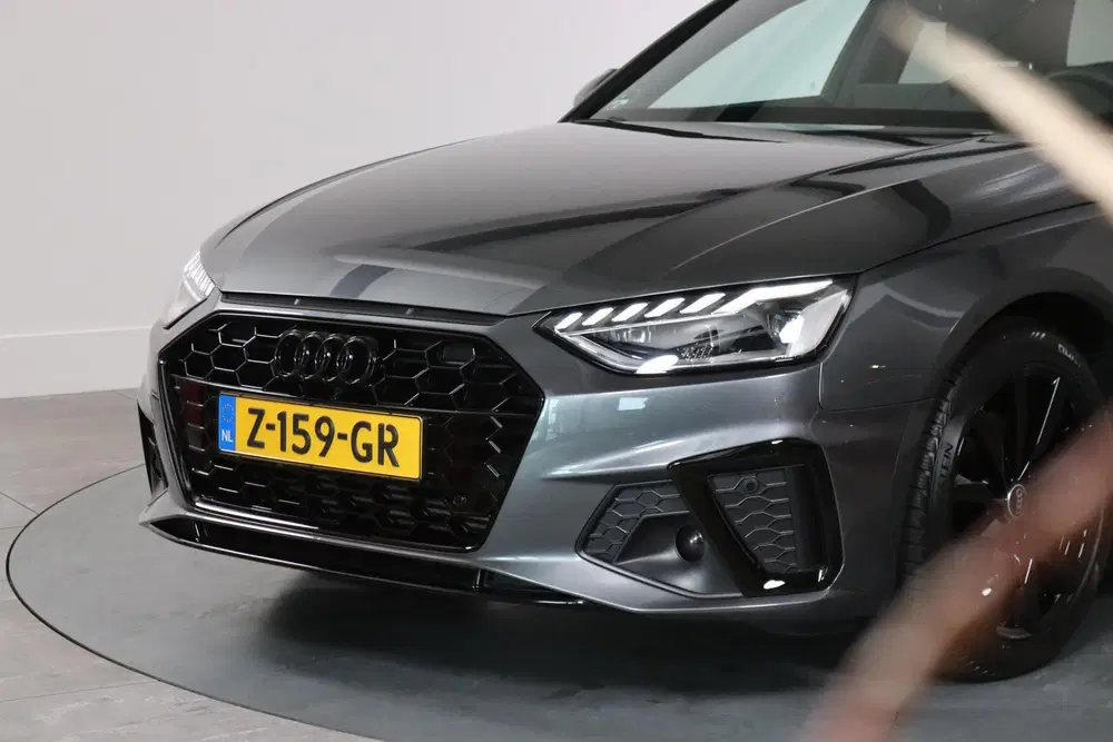 Audi A4 35 TFSI S-Line Competition Panoramadak uit 2024, foto 15