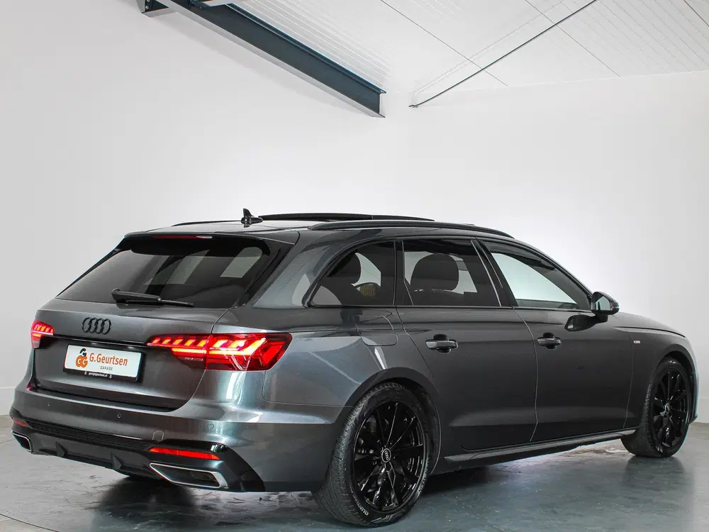 Audi A4 35 TFSI S-Line Competition Panoramadak uit 2024, foto 2