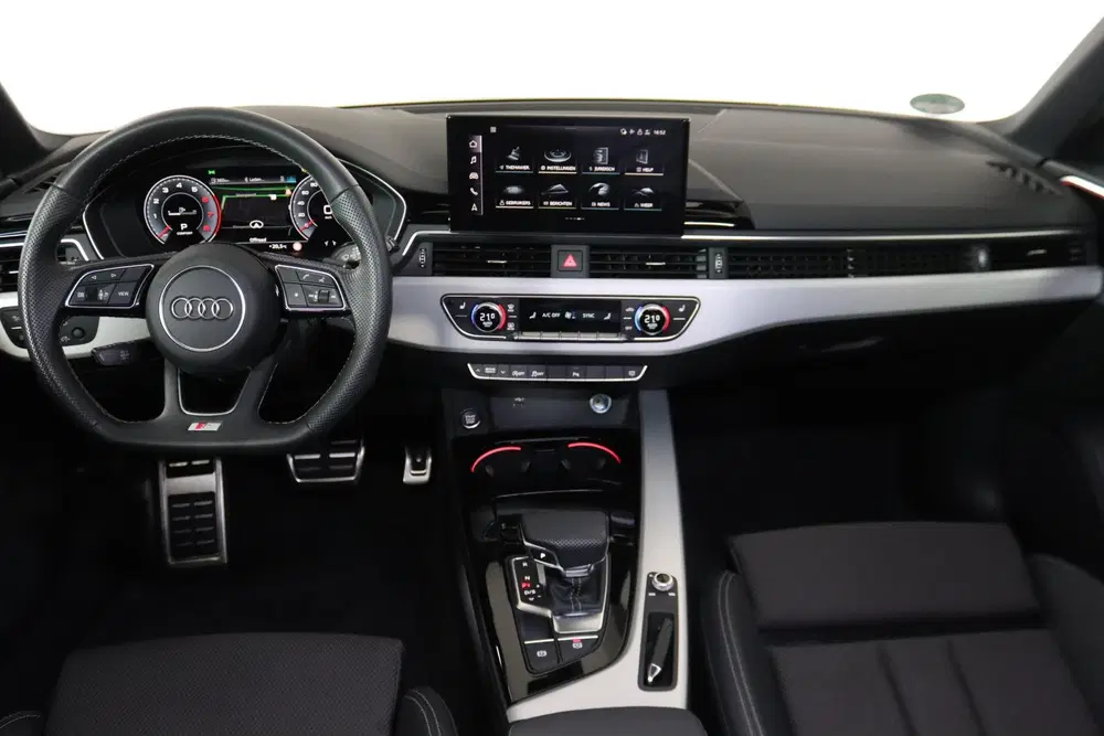 Audi A4 35 TFSI S-Line Competition Panoramadak uit 2024, foto 3