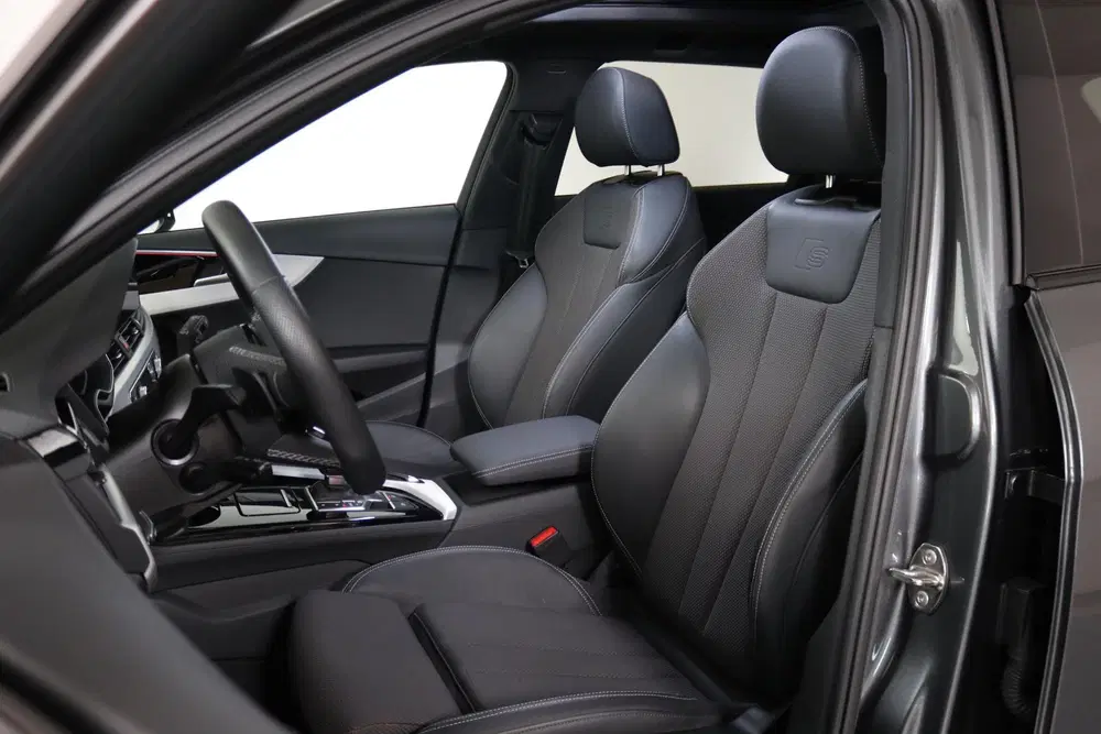 Audi A4 35 TFSI S-Line Competition Panoramadak uit 2024, foto 4