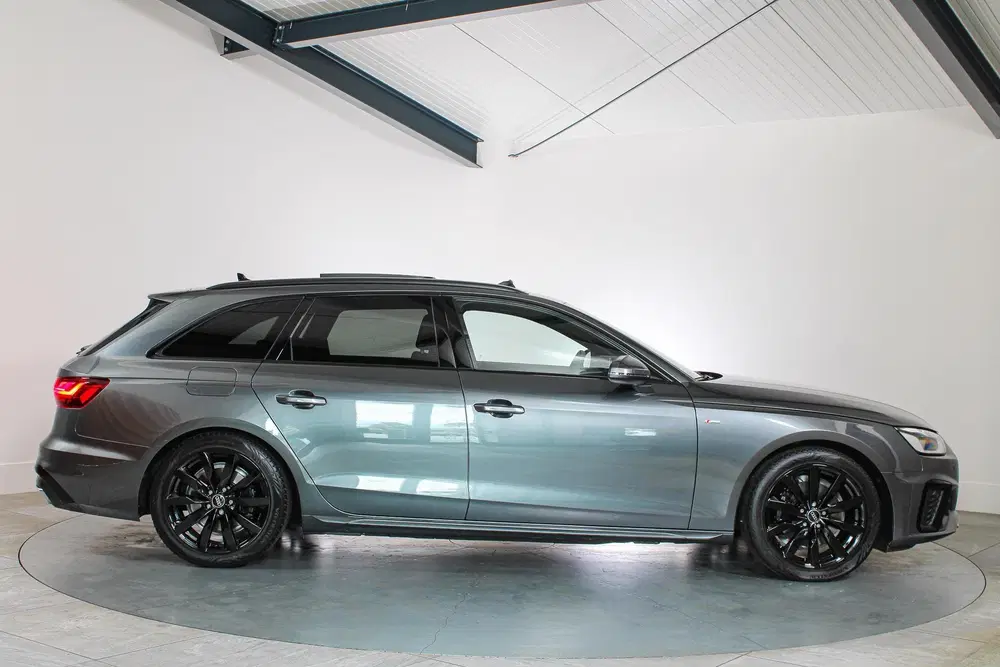 Audi A4 35 TFSI S-Line Competition Panoramadak uit 2024, foto 6