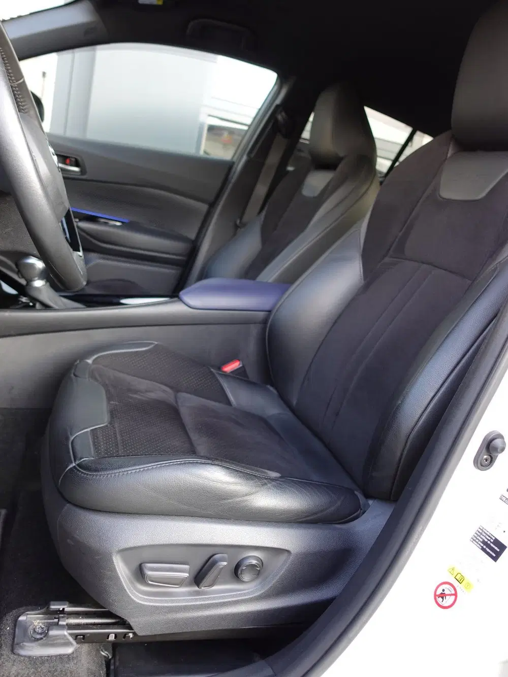 Toyota C-HR 2.0 Hybrid LUXURY Bi-Tone (Navi uit 2020, foto 12