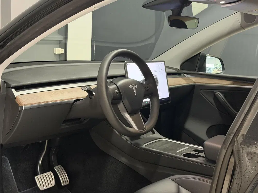 Tesla Model Y Performance AWD 75 kWh uit 2023, foto 15