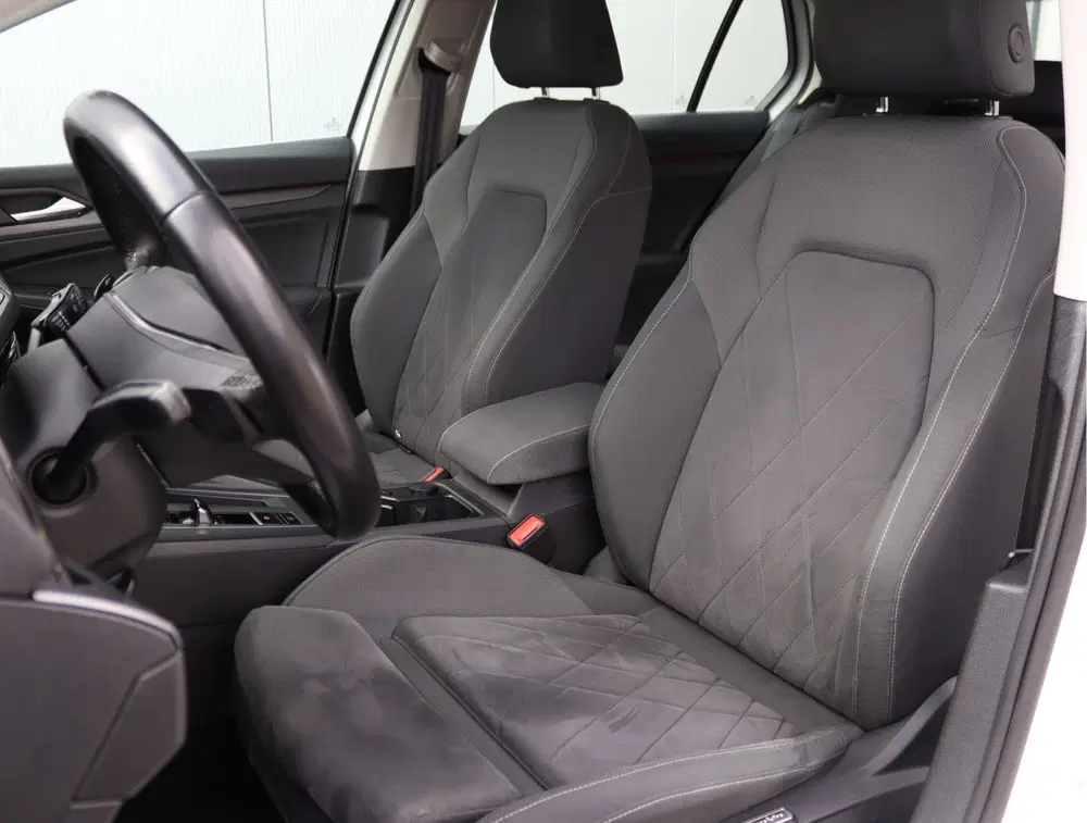 Volkswagen Golf 1.5 eTSI uit 2020, foto 4