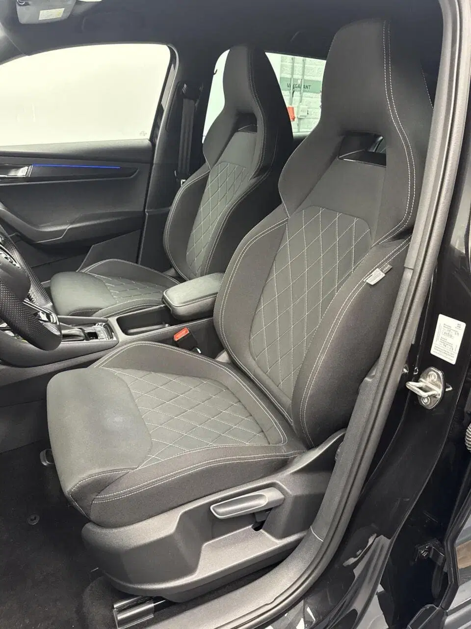 Skoda Karoq 1.5 TSi DSG Sportline Navigatie-Trekhaak-A uit 2023, foto 14