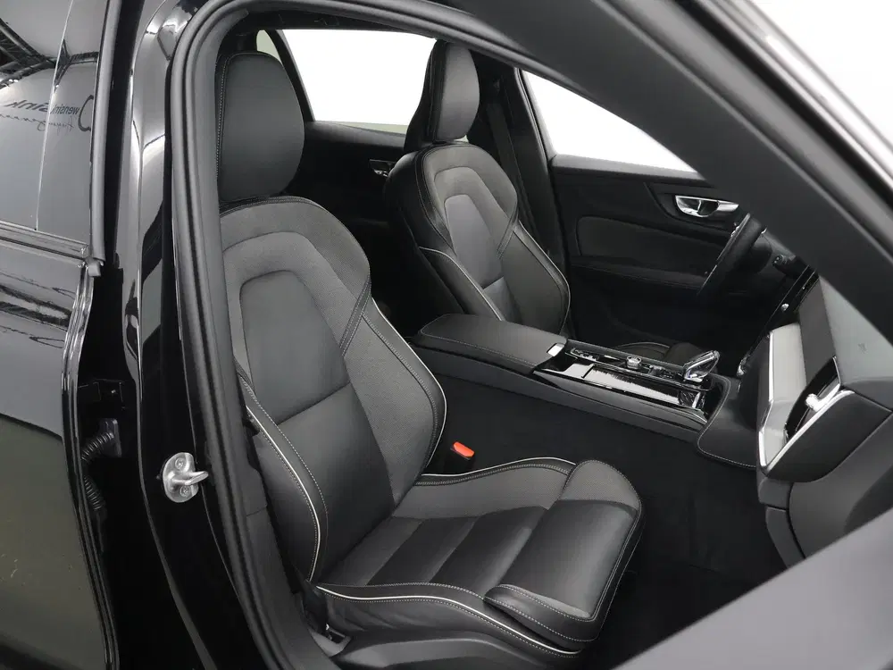 Volvo V60 2.0 T8 Plug-in hybrid AWD Plus Dark uit 2024, foto 11