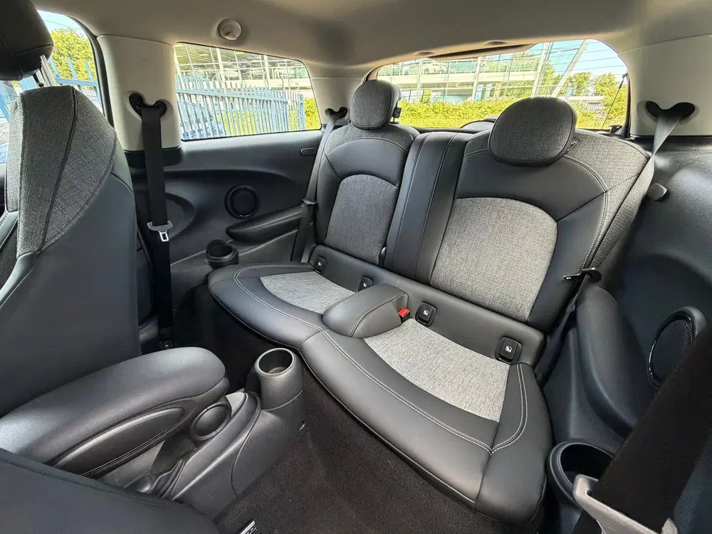 Mini Cooper 1.5 Cooper Camden Edition uit 2023, foto 12