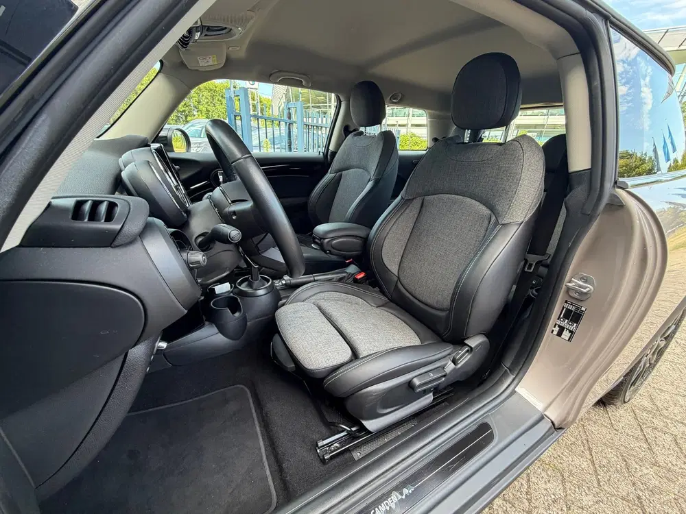 Mini Cooper 1.5 Cooper Camden Edition uit 2023, foto 14