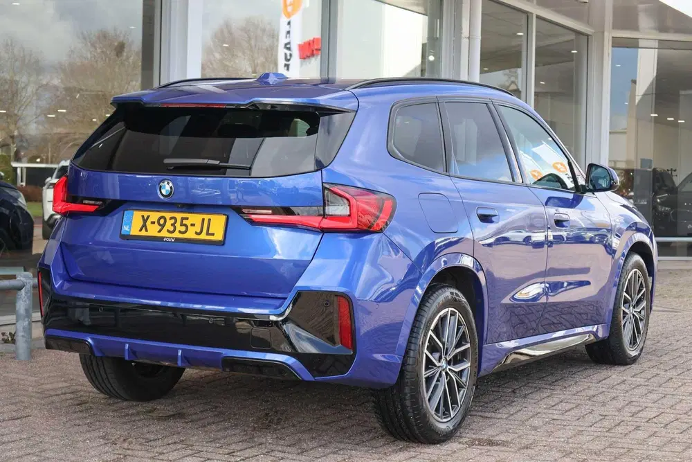 BMW X1 sDrive18i 136pk AUT High Executive M-Sport uit 2022, foto 2