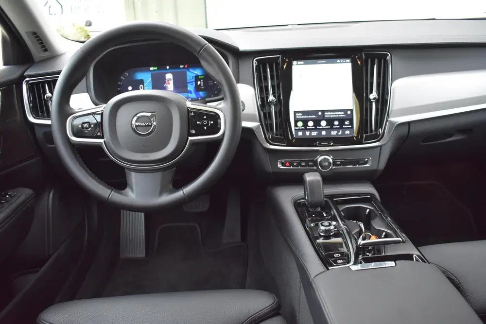 Volvo V90 2.0 T6 Plug-in hybrid AWD Plus Dark uit 2025, foto 11