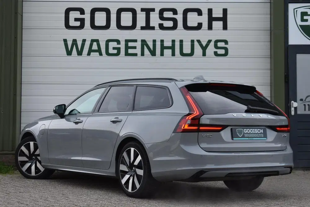 Volvo V90 2.0 T6 Plug-in hybrid AWD Plus Dark uit 2025, foto 3