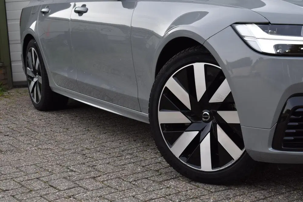 Volvo V90 2.0 T6 Plug-in hybrid AWD Plus Dark uit 2025, foto 6