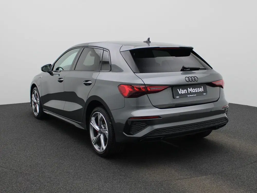 Audi A3 45 TFSI e S edition Competition 245 PK uit 2024, foto 3
