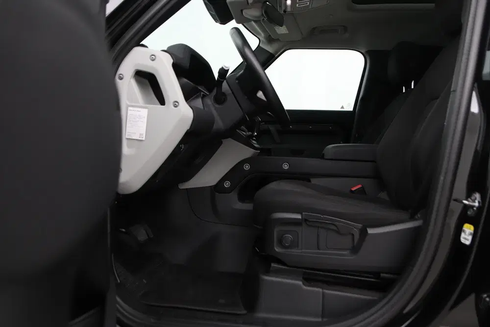 Land Rover Defender 110 D240 uit 2021, foto 3