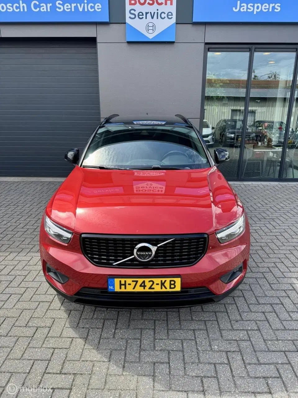 Volvo XC40 2.0 T4 AWD R-Design uit 2020, foto 2