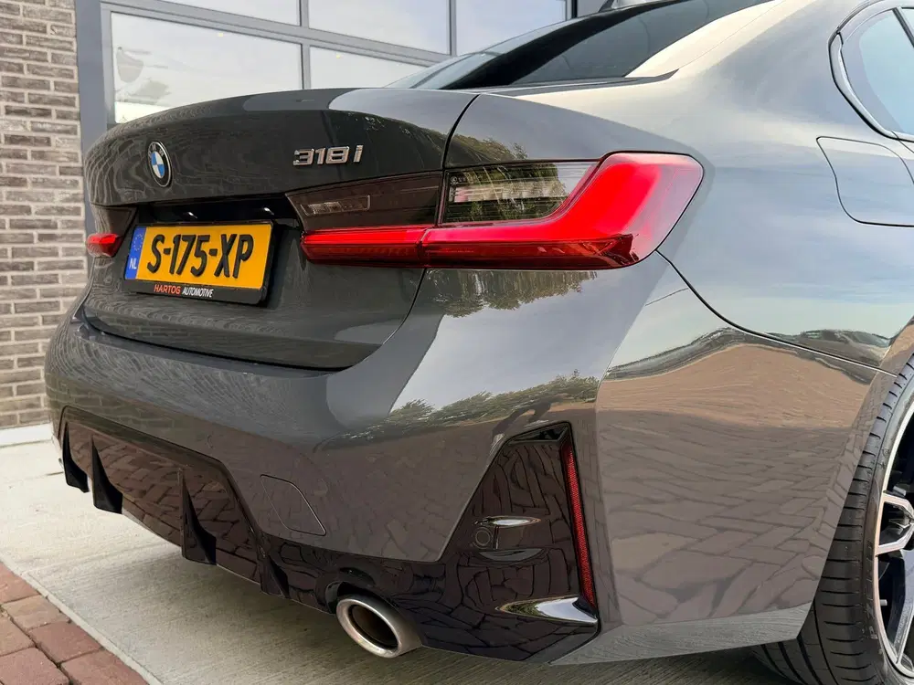 BMW 3-serie 318i uit 2023, foto 14