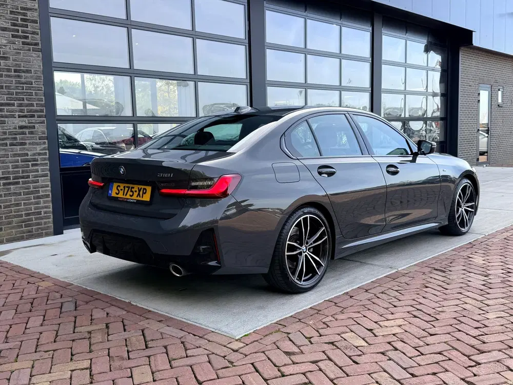 BMW 3-serie 318i uit 2023, foto 2