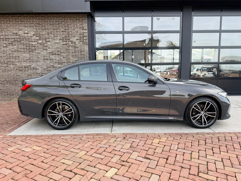 BMW 3-serie 318i uit 2023, foto 6
