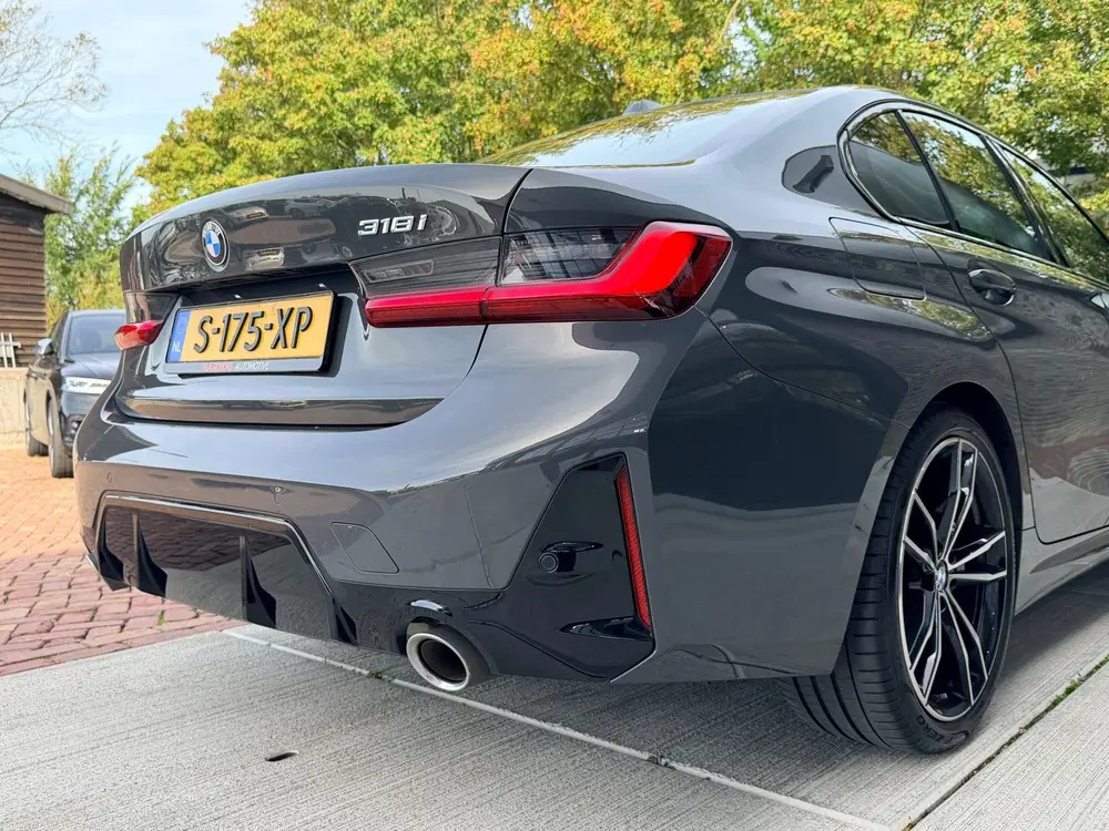 BMW 3-serie 318i uit 2023, foto 9