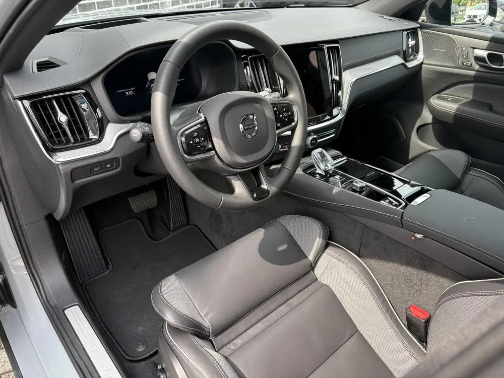 Volvo V60 2.0 T6 Plug-in hybrid AWD Ultra Dark uit 2026, foto 2