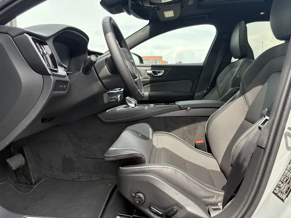 Volvo V60 2.0 T6 Plug-in hybrid AWD Ultra Dark uit 2026, foto 8