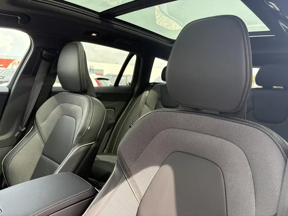 Volvo V60 2.0 T6 Plug-in hybrid AWD Ultra Dark uit 2026, foto 9