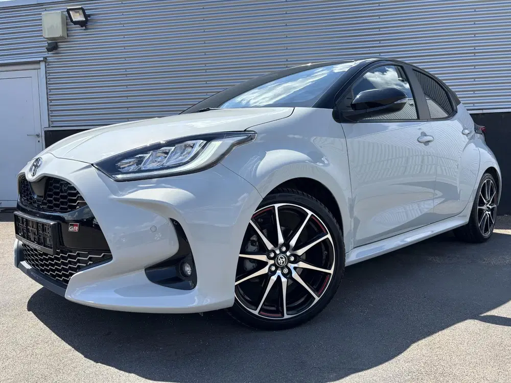 Toyota Yaris 1.5 Hybrid GR Sport Bi-tone uit 2024, foto 2