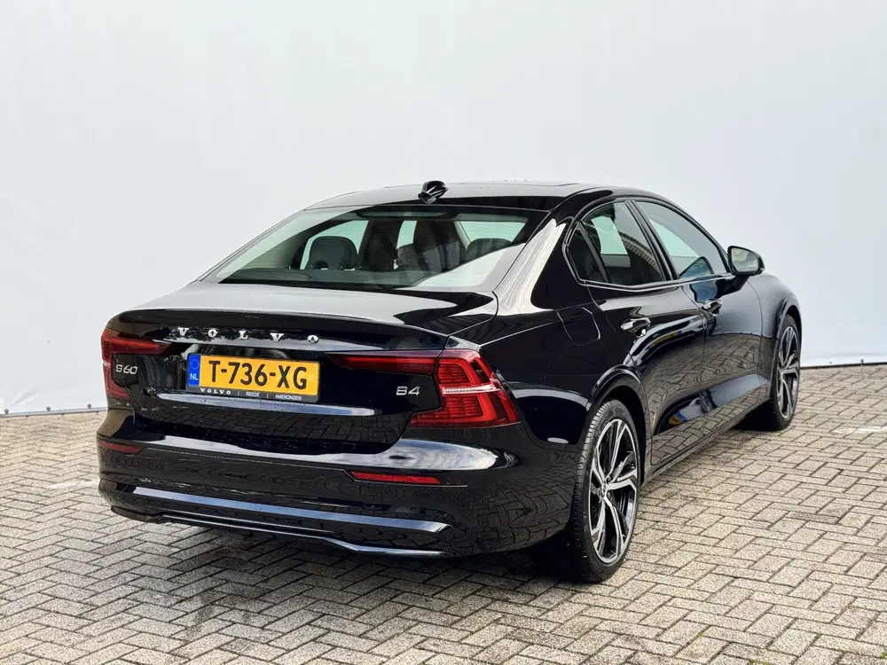 Volvo S60 2.0 B4 Automaat Plus Dark Panoramadak uit 2023, foto 2
