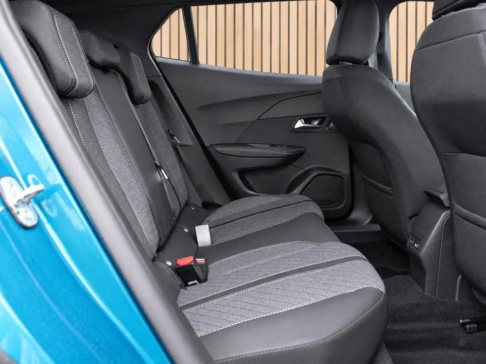 Peugeot 2008 1.2 Hybrid 145 Allure VOORRAAD KORTING uit 2026, foto 15