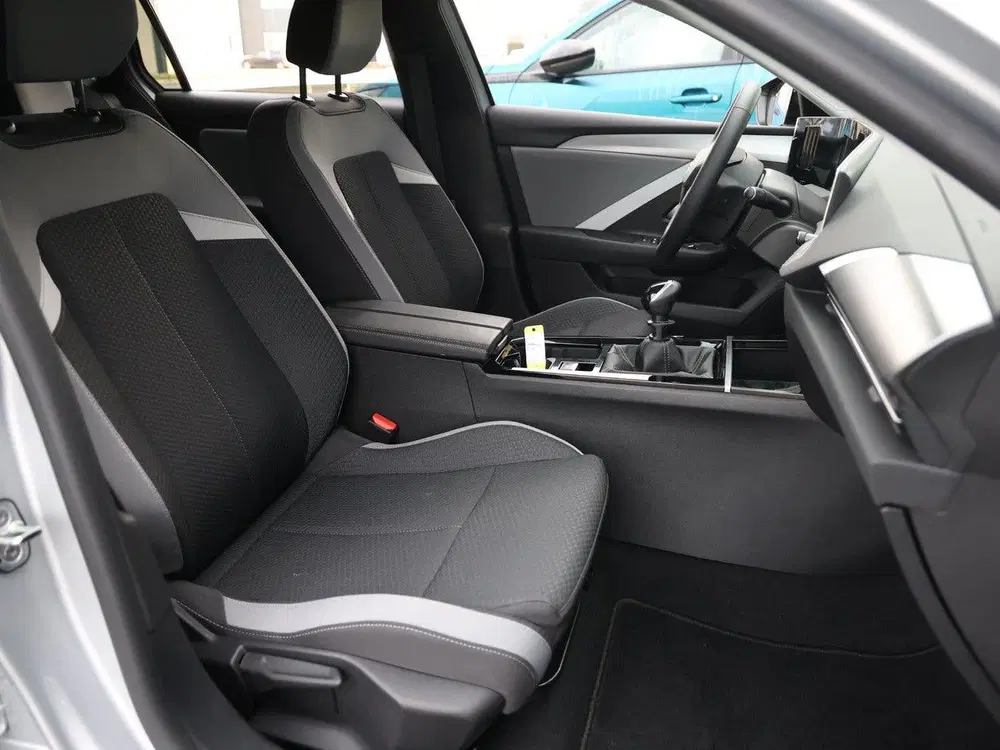 Opel Astra Sports Tourer 1.2 110pk Business Edition C uit 2025, foto 9