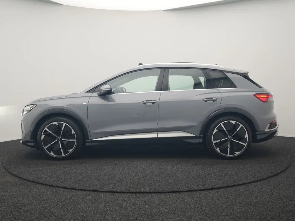 Audi Q4 e-tron 35 2x S Line 55 kWh 170pk Dealer O.H. uit 2021, foto 2
