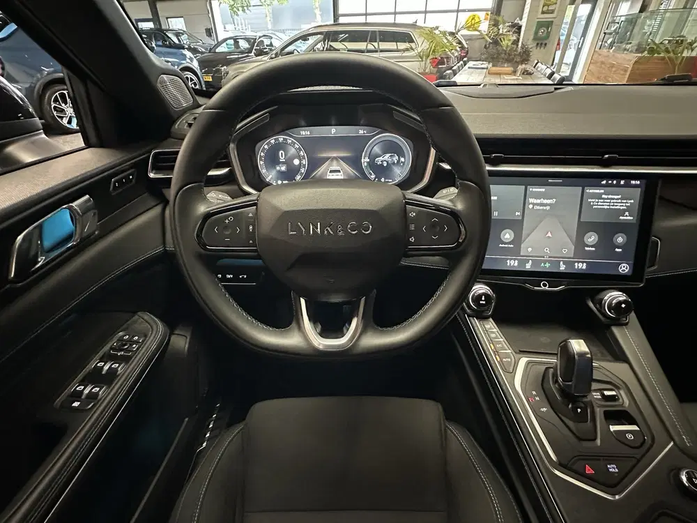 Lynk & Co 01 1.5 MODELJAAR 2023 FACELIFT ZWARTE HEMEL 3 uit 2023, foto 8