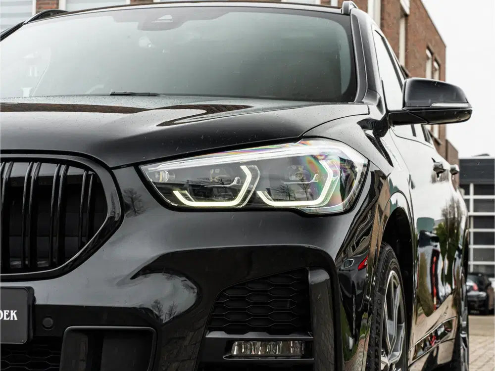 BMW X1 xDrive20i High Exe M-Sport PANO 19 INCH HA uit 2020, foto 11