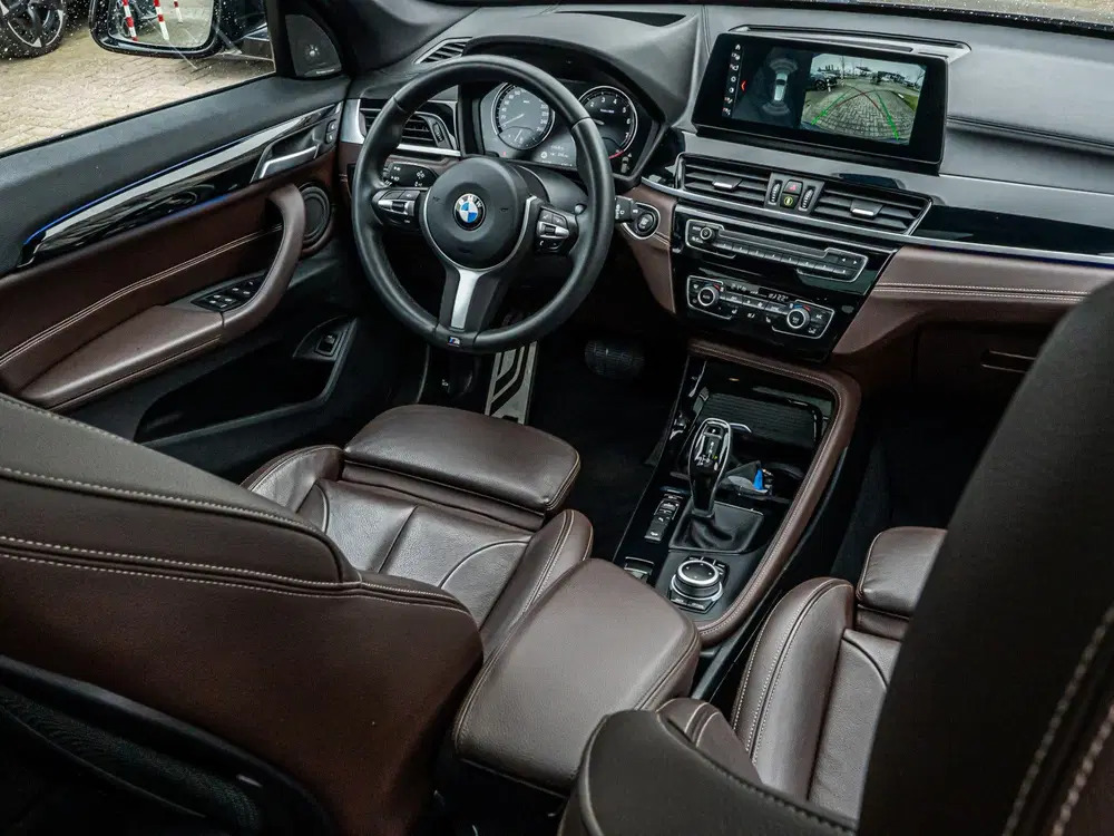 BMW X1 xDrive20i High Exe M-Sport PANO 19 INCH HA uit 2020, foto 2