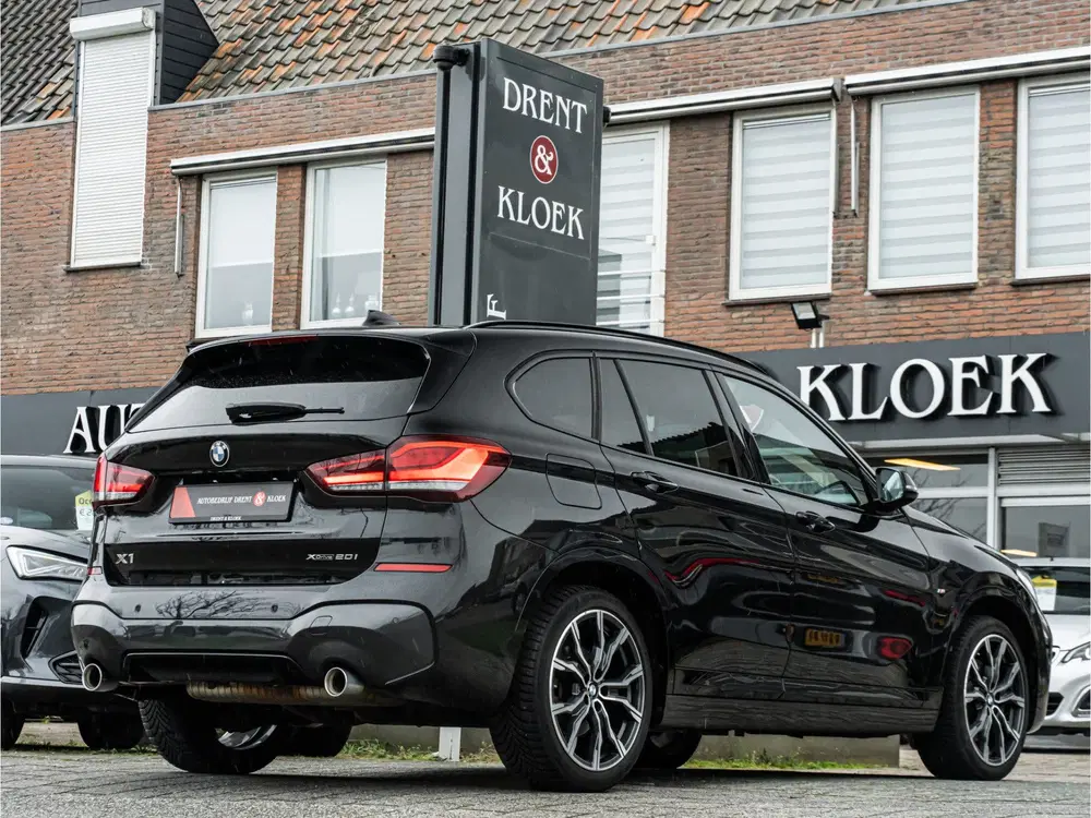 BMW X1 xDrive20i High Exe M-Sport PANO 19 INCH HA uit 2020, foto 3