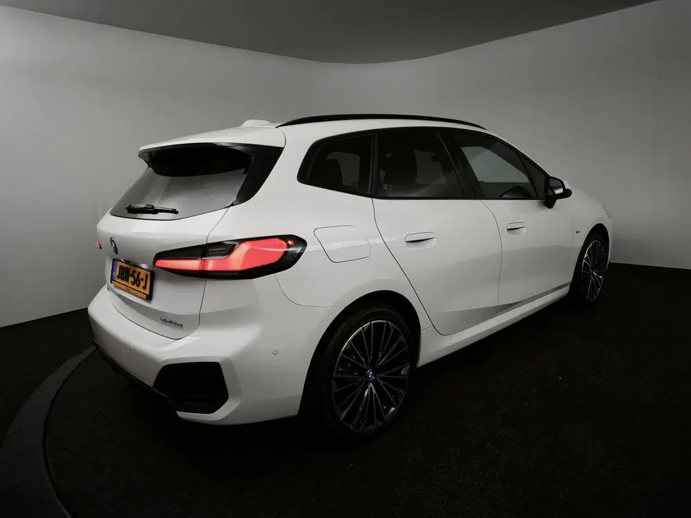 BMW 2-serie Active Tourer 225e xDrive uit 2023, foto 2