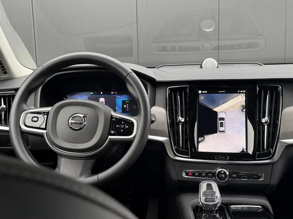Volvo V90 2.0 T8 Plug-in hybrid AWD Ultra Dark uit 2025, foto 11